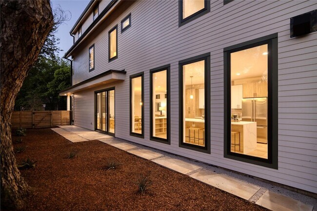 Building Photo - 2401 Willow St