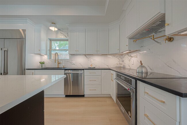 Building Photo - 10027 Lynbrook Dr