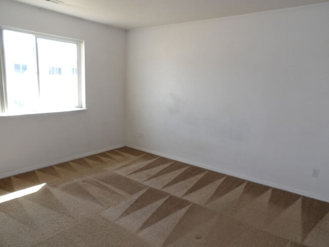 Building Photo - Home in the Landings!