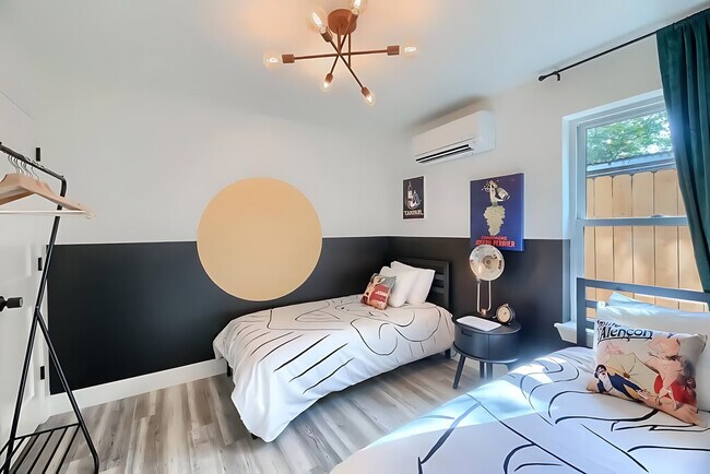 Building Photo - 1503 E 3rd St