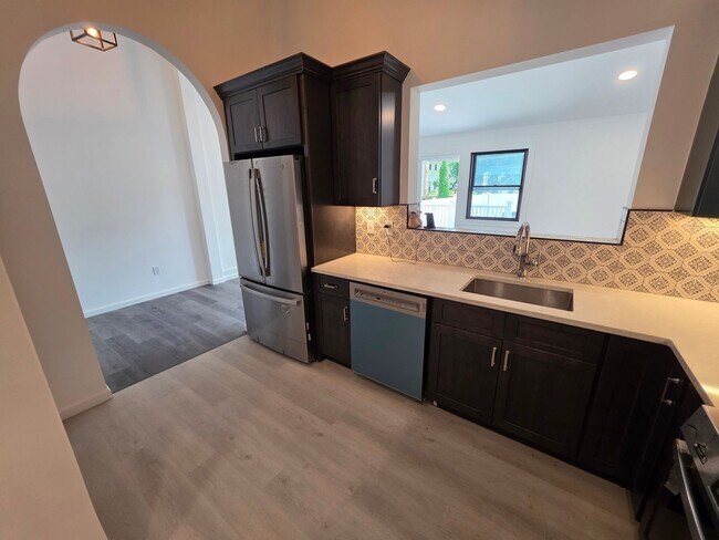 Building Photo - Newly Renovated 1 Bedroom Apartment - Poug...