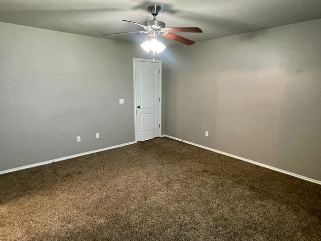 Building Photo - Beautiful 4 bed Bedroom Home in Mustang Sc...