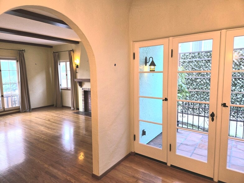 Building Photo - 1922 N Hoover St