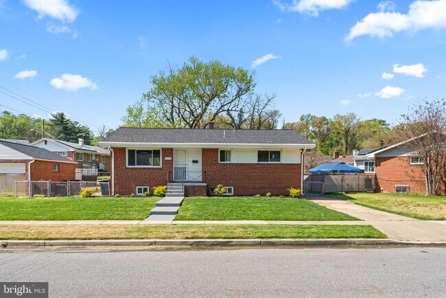 Building Photo - 2521 Fairhill Dr