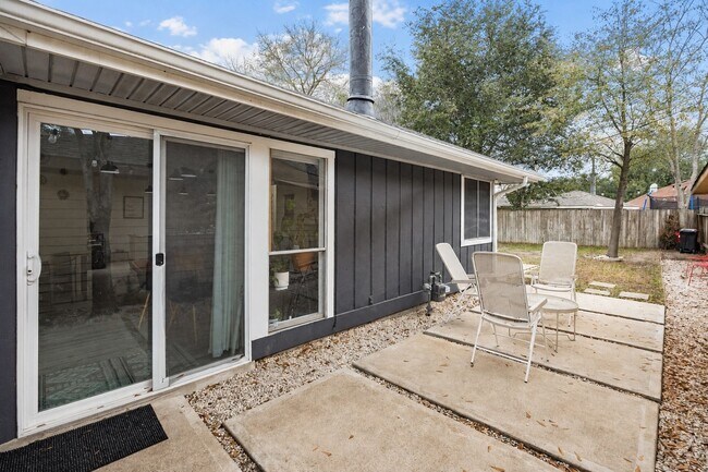 Building Photo - 9306 Crescent Moon Dr