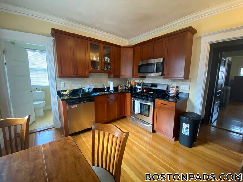 Building Photo - 79 College Ave