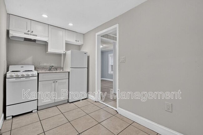 Building Photo - 887 7th St