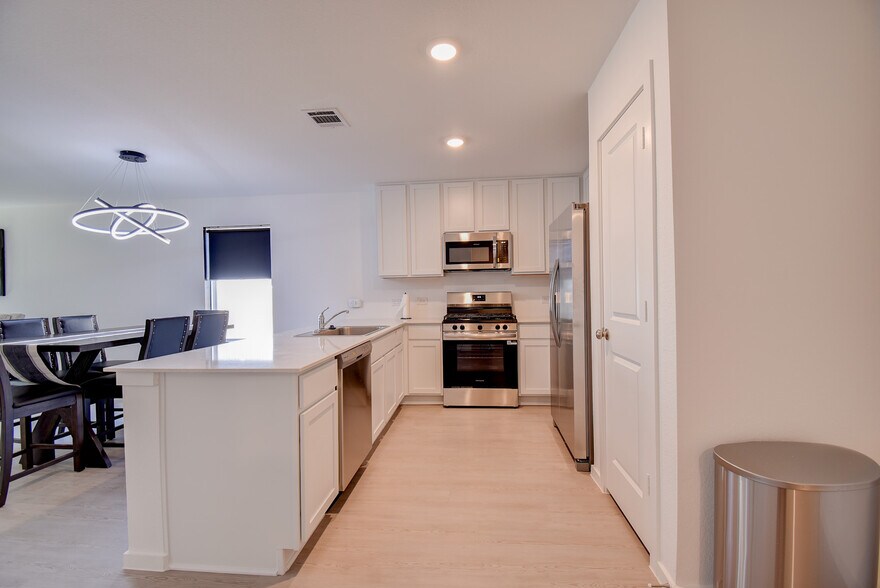 Building Photo - 410 Emma St