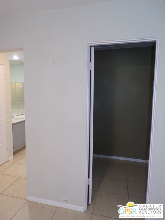 Building Photo - 2559 Whitewater Club Dr