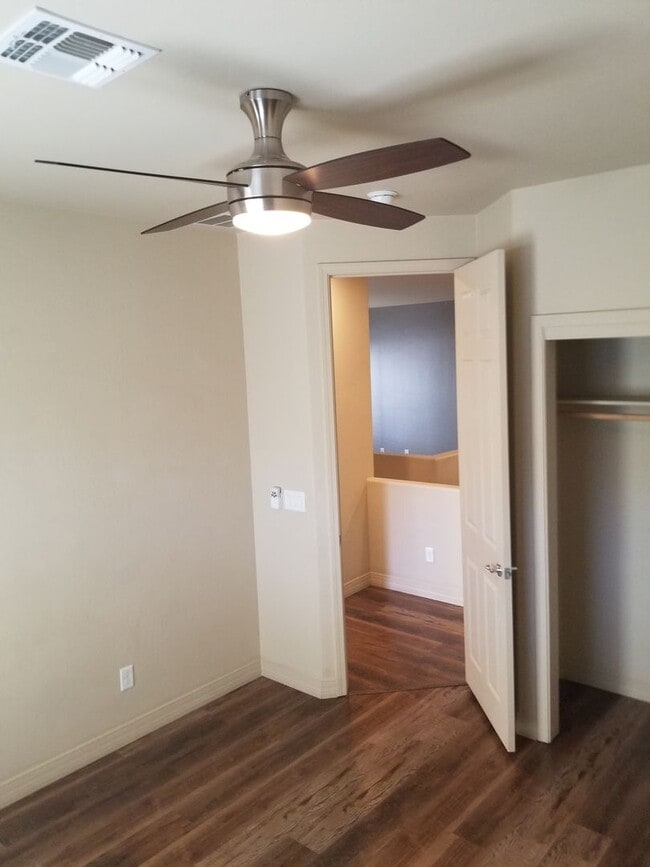 Building Photo - Beautiful, Pet Friendly, Multi-level, 2110 sqft, Luxury Townhouse w/A/C! 3 Bed, 2.5 Bath, + Loft ...