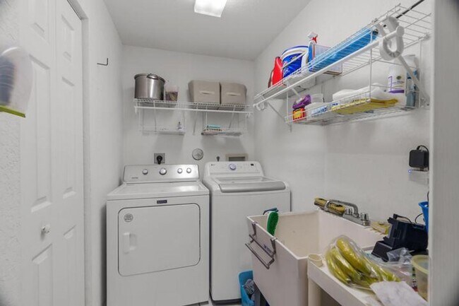 Building Photo - 5260 Grande Palm Cir