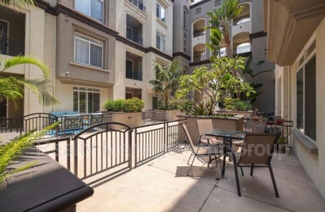 Building Photo - 9253 Regents Rd