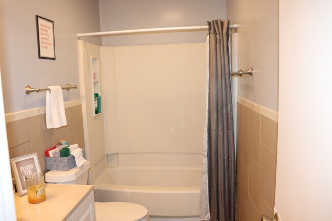 Building Photo - 131 Needles Ct