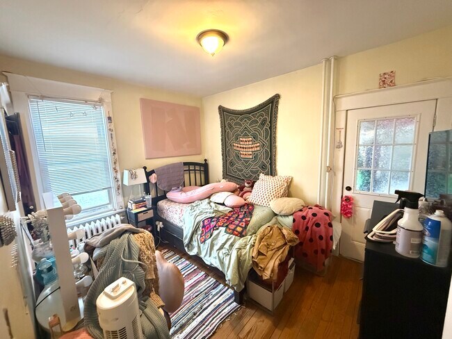 Building Photo - 876 Warren St