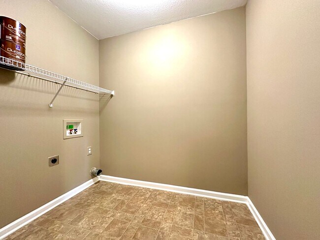 Building Photo - Spacious 3-Bedroom Home with Fenced Yard & Garage!