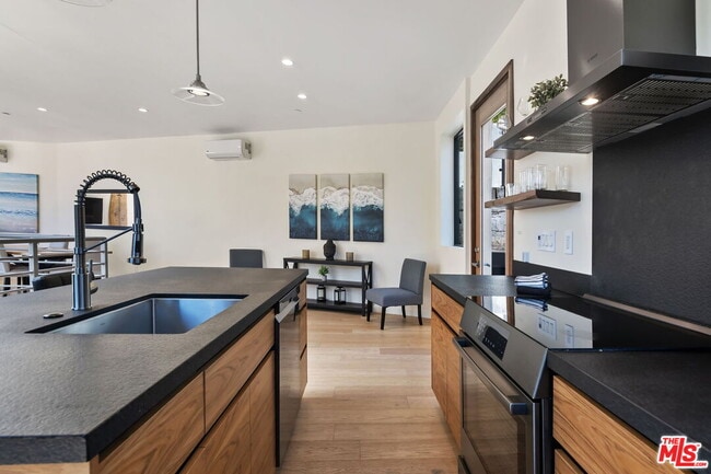 Building Photo - 3843 Rambla Pacifico St