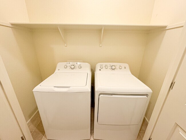 Building Photo - 27283 N 75th Dr