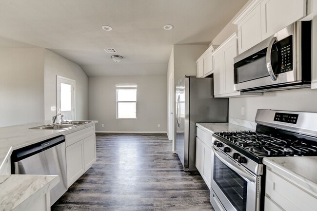 Building Photo - Beautiful Newer 3 Bedroom, 2 Bath Home Move-In Ready