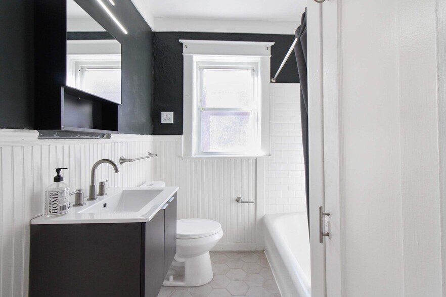 Building Photo - 7104 Tulane Ave