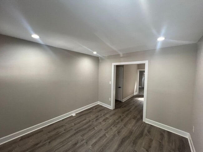 Building Photo - Completely Remodeled 2 Bed 1 Bath