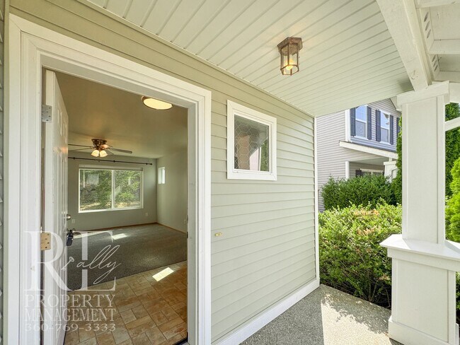 Building Photo - 2290 SW Siskin Cir