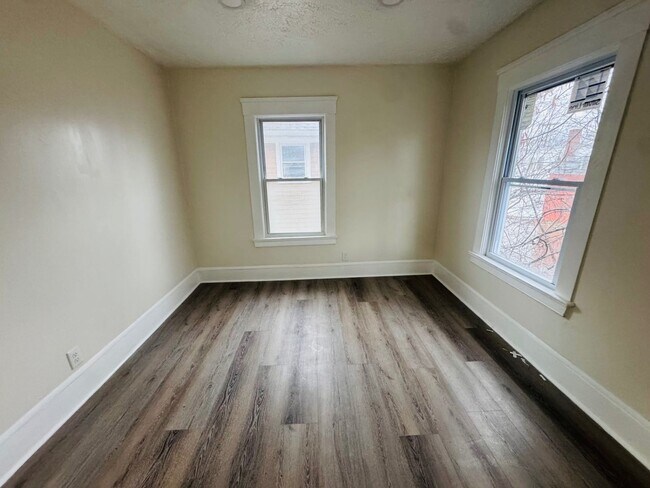 Building Photo - Charming 4-Bedroom Property in Prime Location