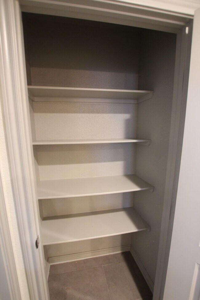 Building Photo - Beautiful 3 Bedroom 2 Bathroom Townhouse in South Tyler!