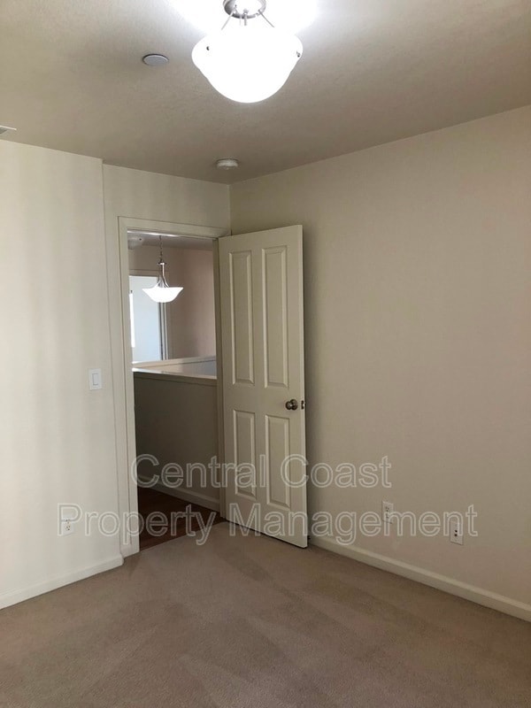 Building Photo - 10 Carmel Cir