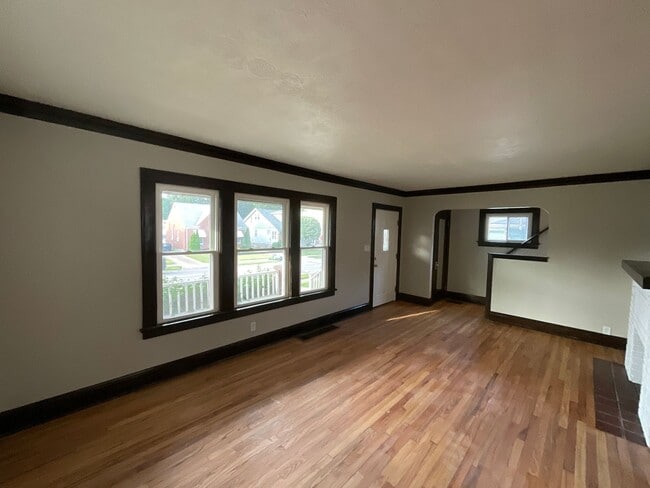 Building Photo - 3433 Lucerne Ave