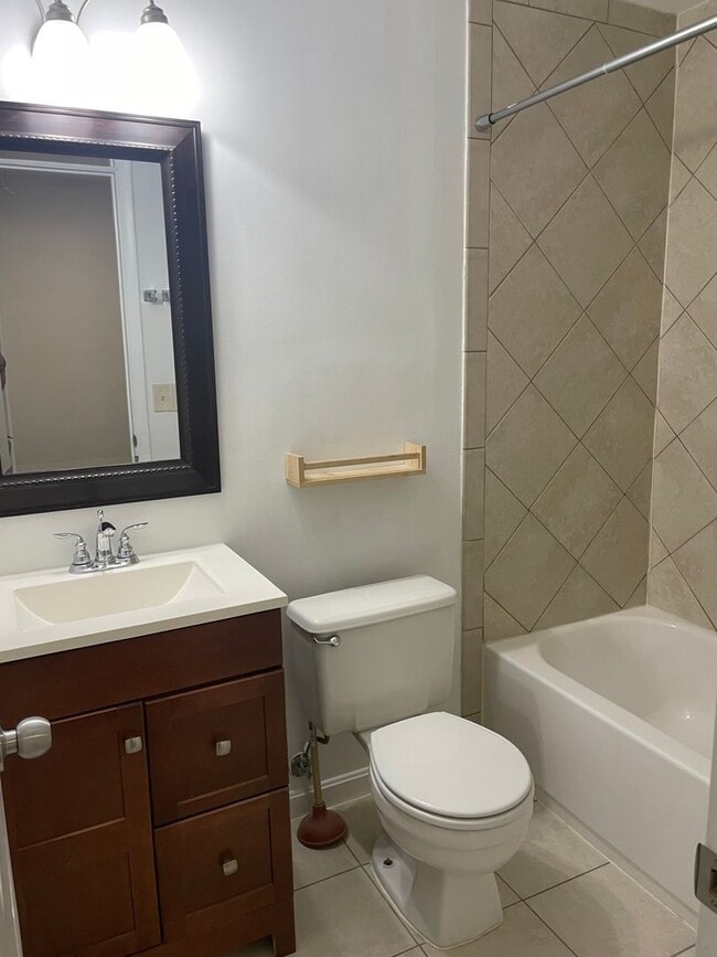 Building Photo - Broadneck Schools! End unit Townhome in Wa...