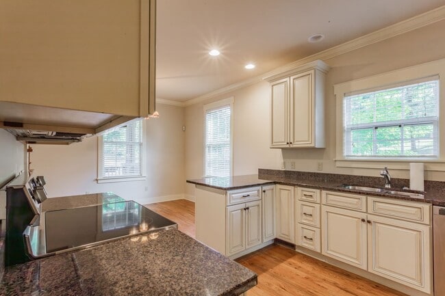 Building Photo - Adorable 3 bedroom home!