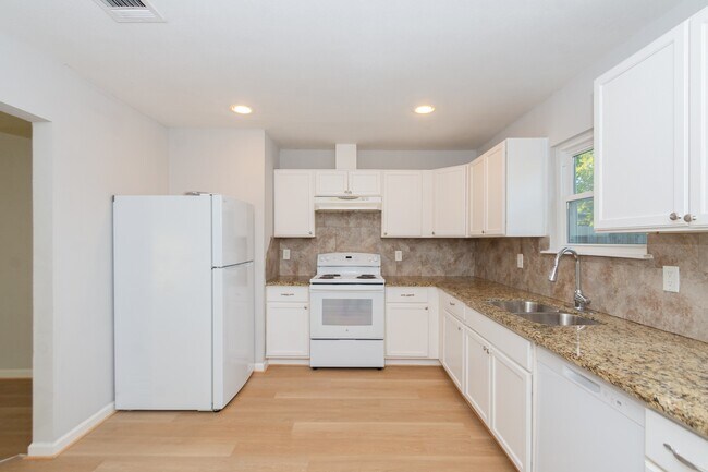 Building Photo - 3707 Meadowlake Rd