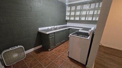 Building Photo - 2/1 apartment for rent