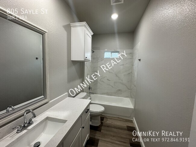 Building Photo - 805 Sayle St