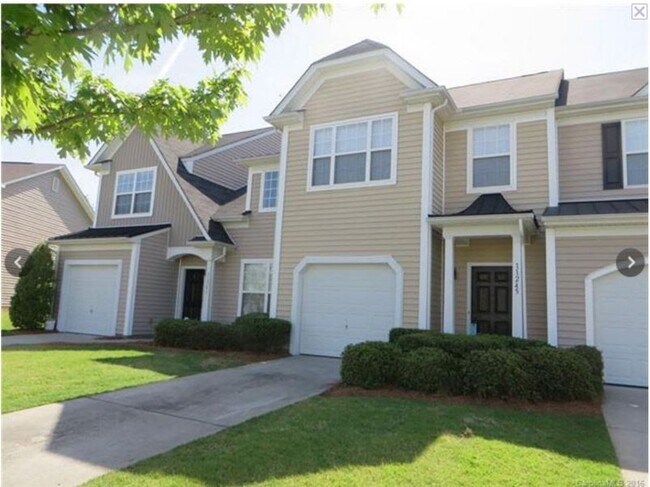 Primary Photo - Location, Location, Location! 3 Bedroom 2....