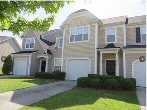 Building Photo - Location, Location, Location! 3 Bedroom 2....
