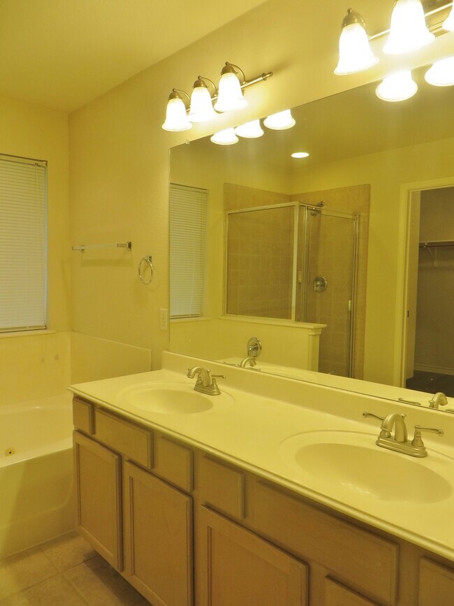 Building Photo - 117 Pecos Ct