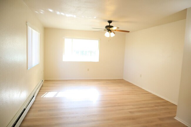 Building Photo - Livable, Lovable, & Avaiable!