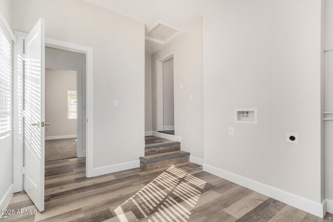 Building Photo - 423 E Crescent Ave