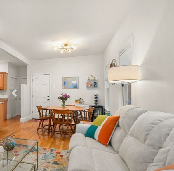 Building Photo - 8 Oakland St