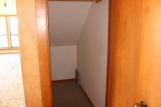 Building Photo - 89 Valley View Dr