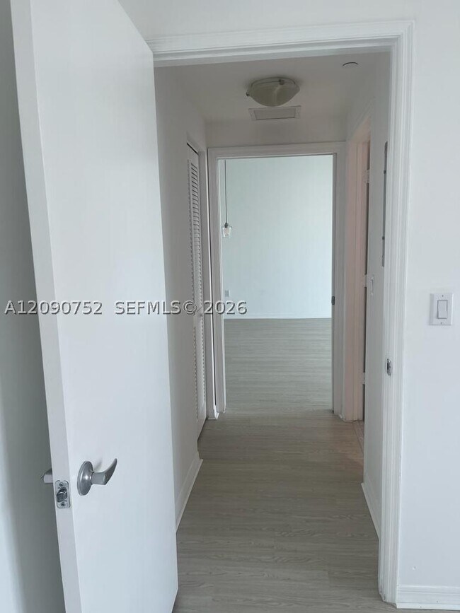 Building Photo - 951 Brickell Ave