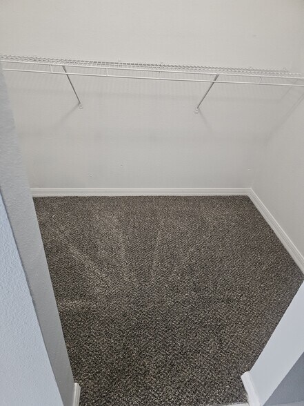 Building Photo - 302 Aylesbury Ct