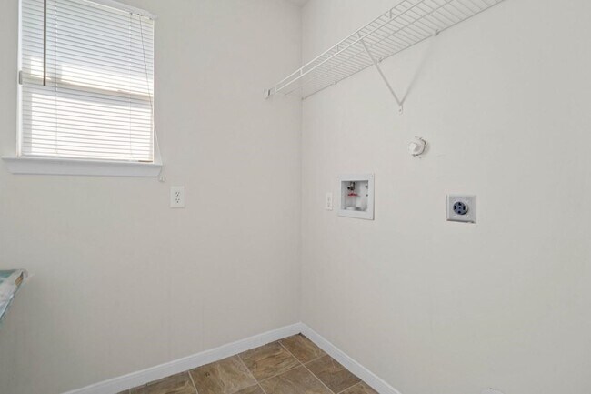 Building Photo - 6631 Portlick Dr