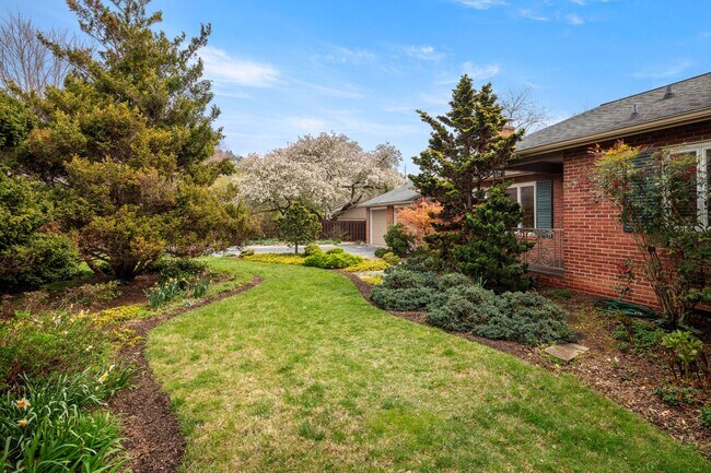 Building Photo - Lake View Park Home - Two Bedrooms Plus Of...