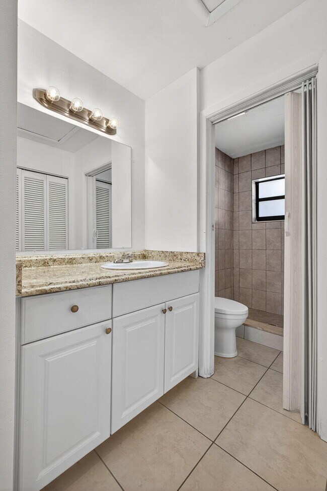 Building Photo - 1580 Montauk Dr