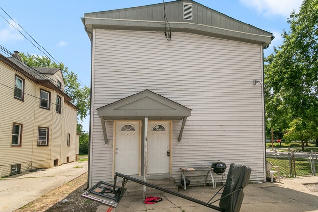 Building Photo - 621 Oneida St