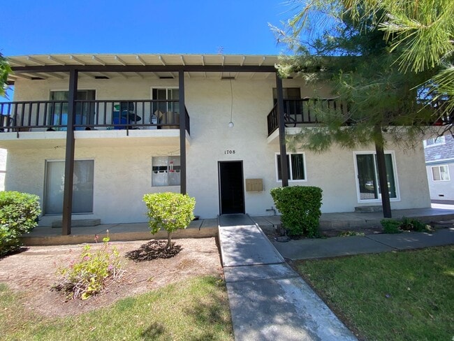 Building Photo - 1708 Ross Cir