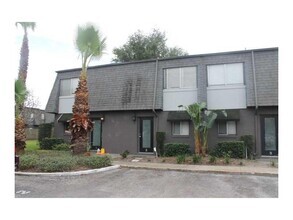 Building Photo - Nice, Clean Two Bedroom Townhouse