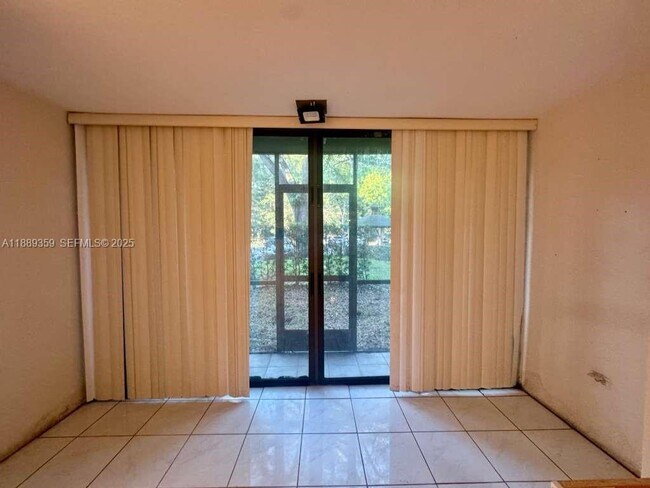 Building Photo - 3720 Inverrary Dr